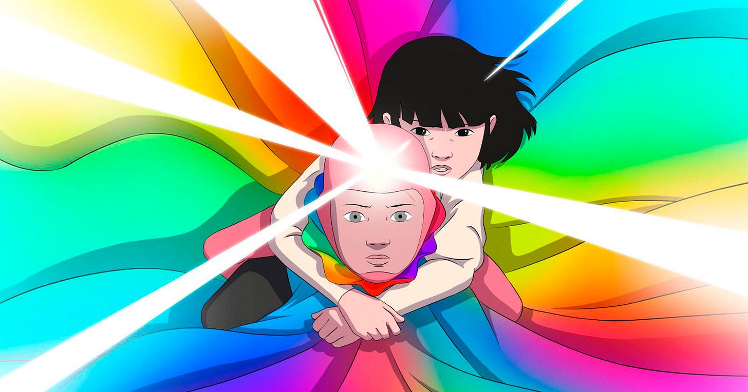 Esta ilustração em estilo de animação contemporânea destaca dois personagens envolvidos por um arco-íris dinâmico e fluido. Em primeiro plano, uma figura calva de pele rosa e expressão serena é abraçada por trás por uma jovem de cabelos pretos e curtos com franja reta. A garota mantém uma expressão séria e focada enquanto cruza os braços sobre o peito do personagem à frente em um gesto de proteção ou união. O ponto focal da imagem é uma forte explosão de luz branca e brilhante que emerge diretamente da testa do personagem calvo, projetando feixes lineares e intensos que cortam a cena em várias direções. Toda a composição é emoldurada por faixas onduladas e vibrantes com cores do arco-íris, que misturam tons de azul, verde, amarelo, laranja, vermelho e rosa, criando uma atmosfera psicodélica e cheia de energia.