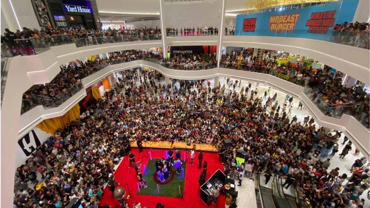 Over 10,000 MrBeast fans showed up to buy a burger. We asked them why. |  Mashable