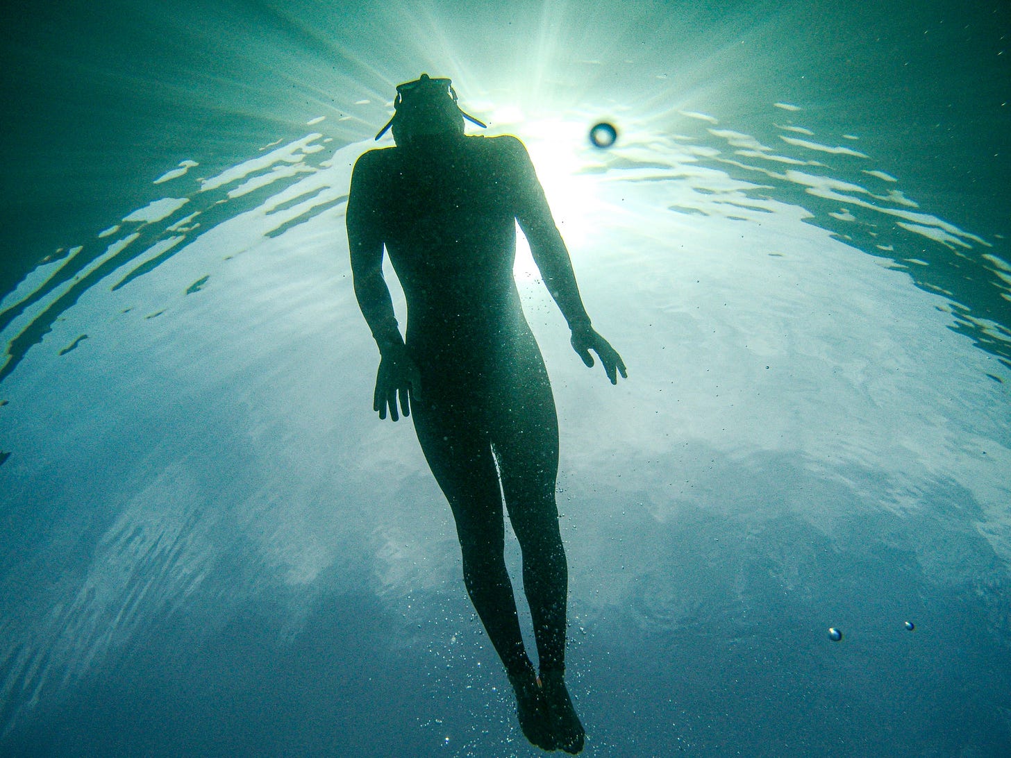Aufnahme einer Frau beim Freediving von unten Aufnahme einer Frau beim Freediving von unten
