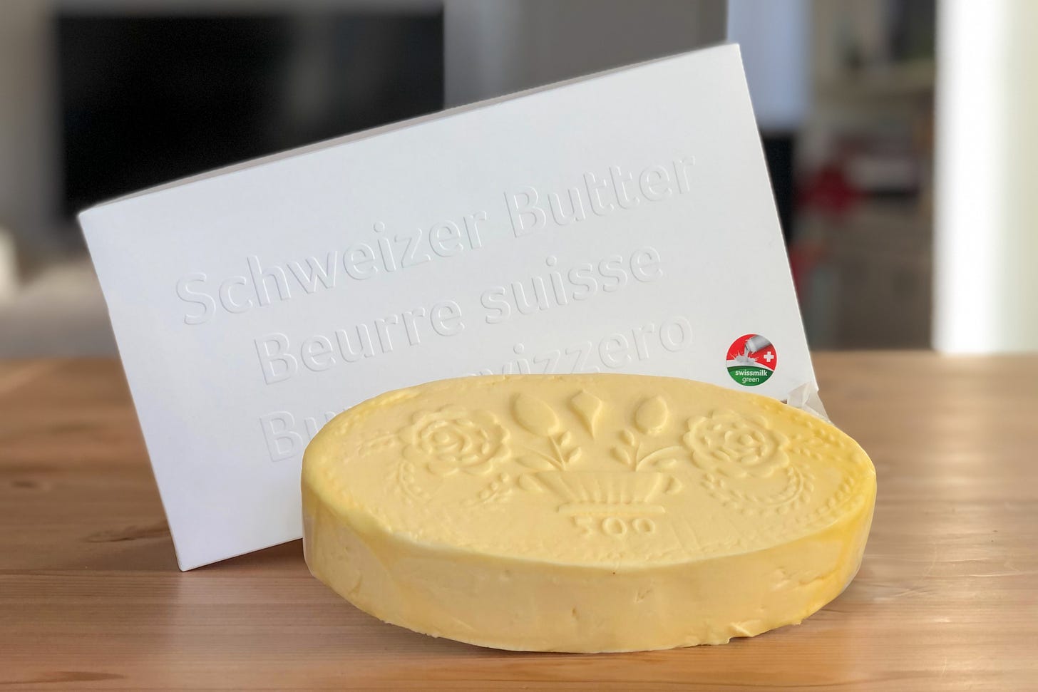 Ein handwerklich hergestelltes 500 Gramm Butter-Mödeli mit darauf gepresstem Blumenmuster. Ein handwerklich hergestelltes 500 Gramm Butter-Mödeli mit darauf gepresstem Blumenmuster.