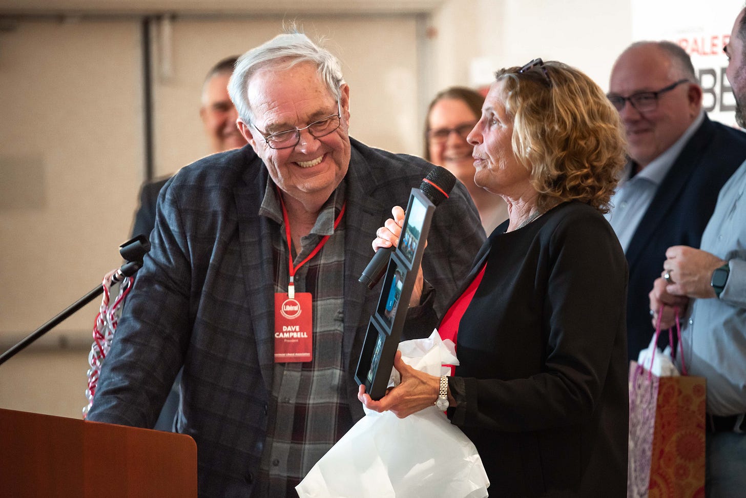ALP de LFK président David Campbell et l'honorable Kathleen Wynne