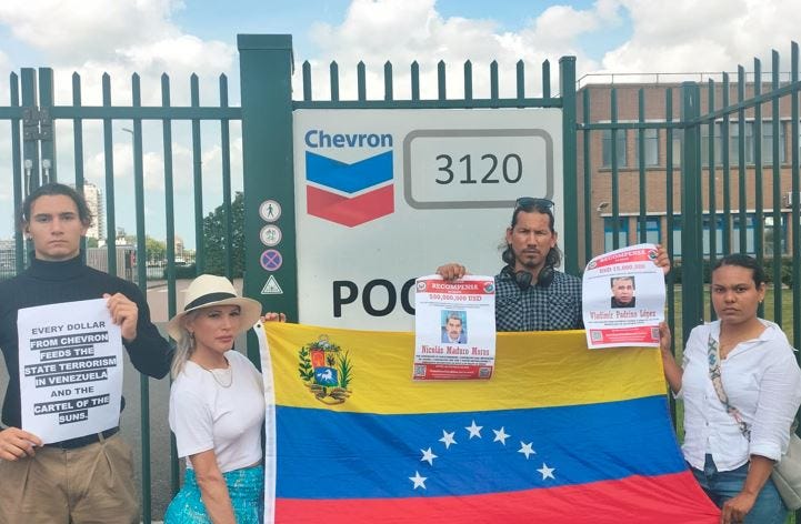 Carteles, consignas y acusaciones: Venezolanos protestaron contra Chevron en Países Bajos (VIDEOS) - LaPatilla.com Carteles, consignas y acusaciones: Venezolanos protestaron contra Chevron en Países Bajos (VIDEOS) - LaPatilla.com