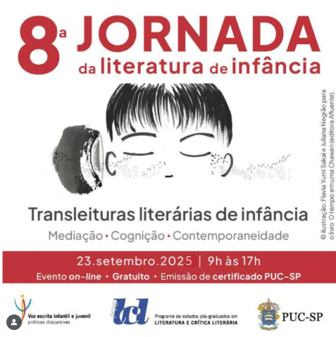 #descrevemospravocê  Card de divulgação da 8ª Jornada da Literatura de Infância, com o subtítulo “Transleituras literárias de infância”. Logo abaixo, aparecem os eixos temáticos do evento: Mediação, Cognição e Contemporaneidade.  O evento acontecerá no dia 23 de setembro de 2025, das 9h às 17h, com transmissão online, participação gratuita e emissão de certificado pela PUC-SP.  A arte do card é dividida em duas partes principais. No topo, em destaque, está o número “8” em vermelho escuro, seguido do texto “Jornada da literatura de infância” em vermelho e cinza escuro, com tipografia moderna e legível. Abaixo do título, há uma ilustração em traços simples de uma criança com olhos fechados, bochechas rosadas e franja cobrindo parte da testa. A imagem é delicada e em tons suaves, transmitindo uma sensação de calma, imaginação e interioridade. A criança parece estar mergulhada em uma escuta atenta ou em um momento de sonho e leitura.  Na parte inferior do card, sobre uma faixa vermelha, estão as informações de data, horário e condições de participação. Logo abaixo, aparecem os logotipos das instituições envolvidas: Voz escrita infantil e juvenil – práticas discursivas, Programa de Estudos Pós-Graduados em Literatura e Crítica Literária (PUC-SP) e o brasão da PUC-SP.  A composição é limpa e acolhedora, com cores sóbrias e uso equilibrado de texto e imagem, destacando o caráter formativo e reflexivo do evento.