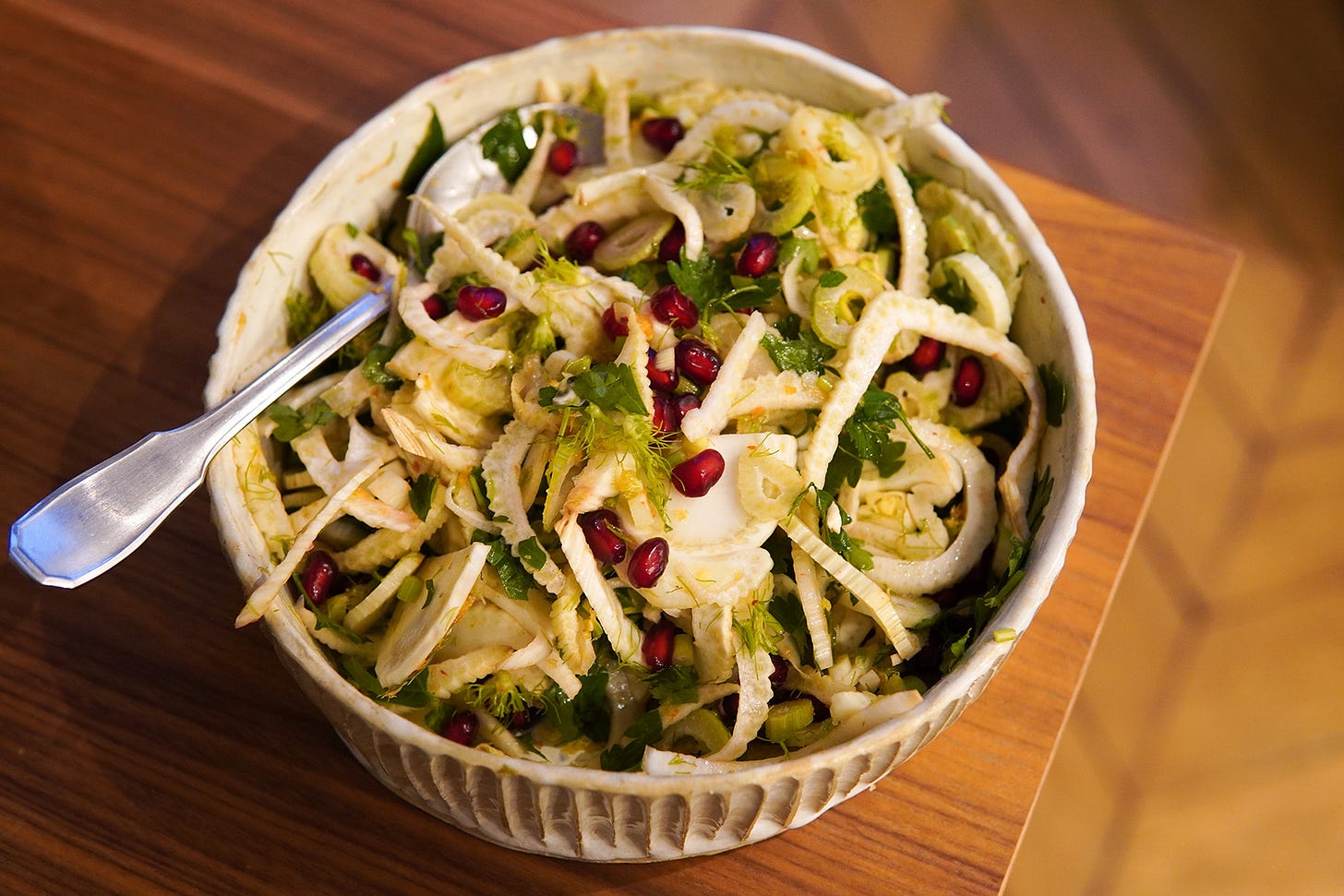 la salade de fenouil à la grenade dans le pain de service