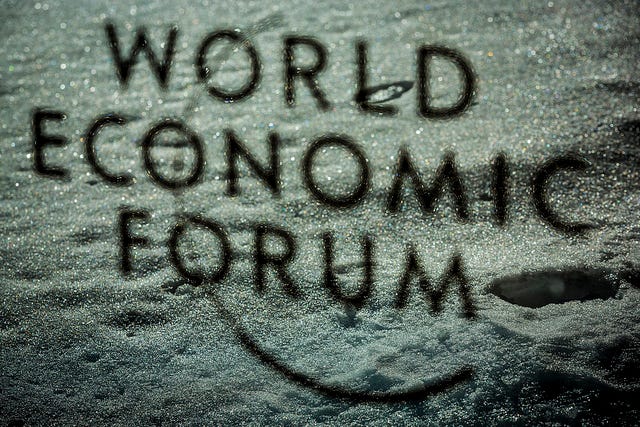 Logo del World Economic Forum
              all'incontro annuale del 2019 a Davos. Credit: World
              Economic Forum /
              Flickr. Licenza: CC BY-NC-SA 2.0.