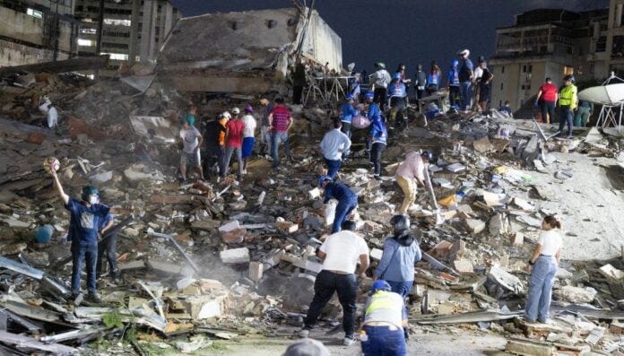 Funcionarios de cuerpos de rescate buscan sobrevivientes de una estructura colapsada en Venezuela, que fue sacudida por dos potentes terremotos este 24 de junio de 2026