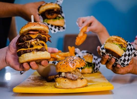 A group of hands holding burgers

AI-generated content may be incorrect.