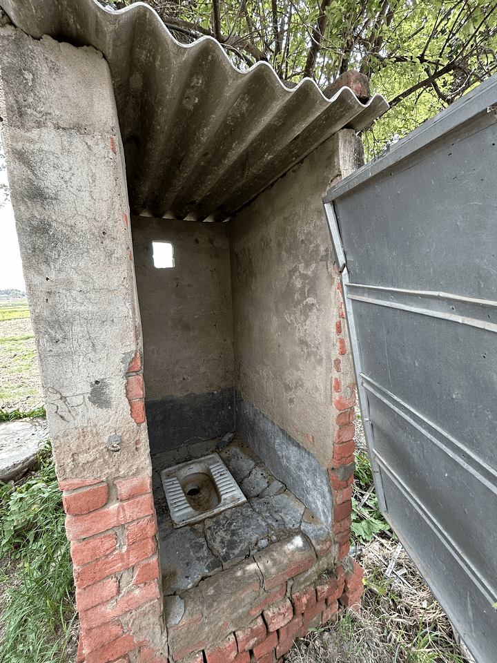 A toilet built in Ramauli, one of the poorest parts of rural Bihar (<$1k GDP/capita) as part of the government’s Swachh Bharat (Clean India) mission. This village received a 12,000 rupee subsidy, with a local officer pocketing a 2,000 rupee skim. Open defecation has fallen, but not been eliminated.