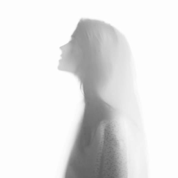 Immagine in bianco e nero di una donna in controluce.
Foto tratta dal progetto "Nell'antro della mia paura" (C)Monica Monimix Antonelli, a sostegno della lotta contro la violenza sulle donne.