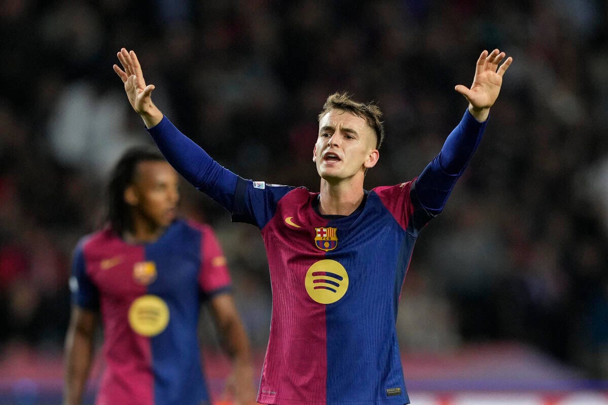 Marc Casadó, jugador revelación del Barca, recibe su primera ...