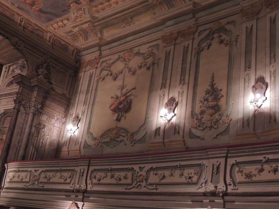 A room with ornate walls and ceiling

AI-generated content may be incorrect.