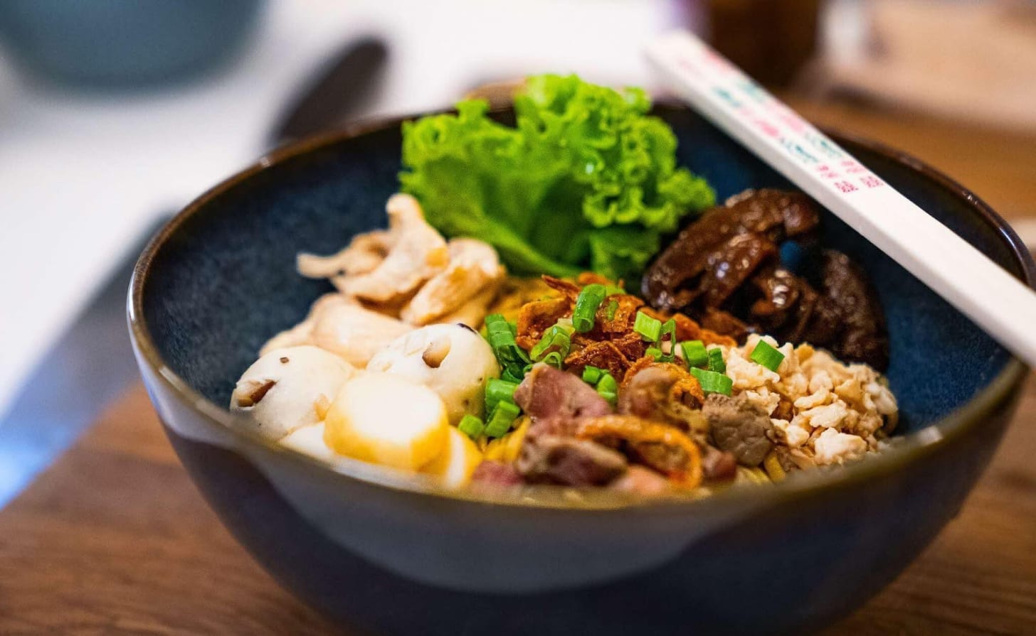 side view of bak chor mee