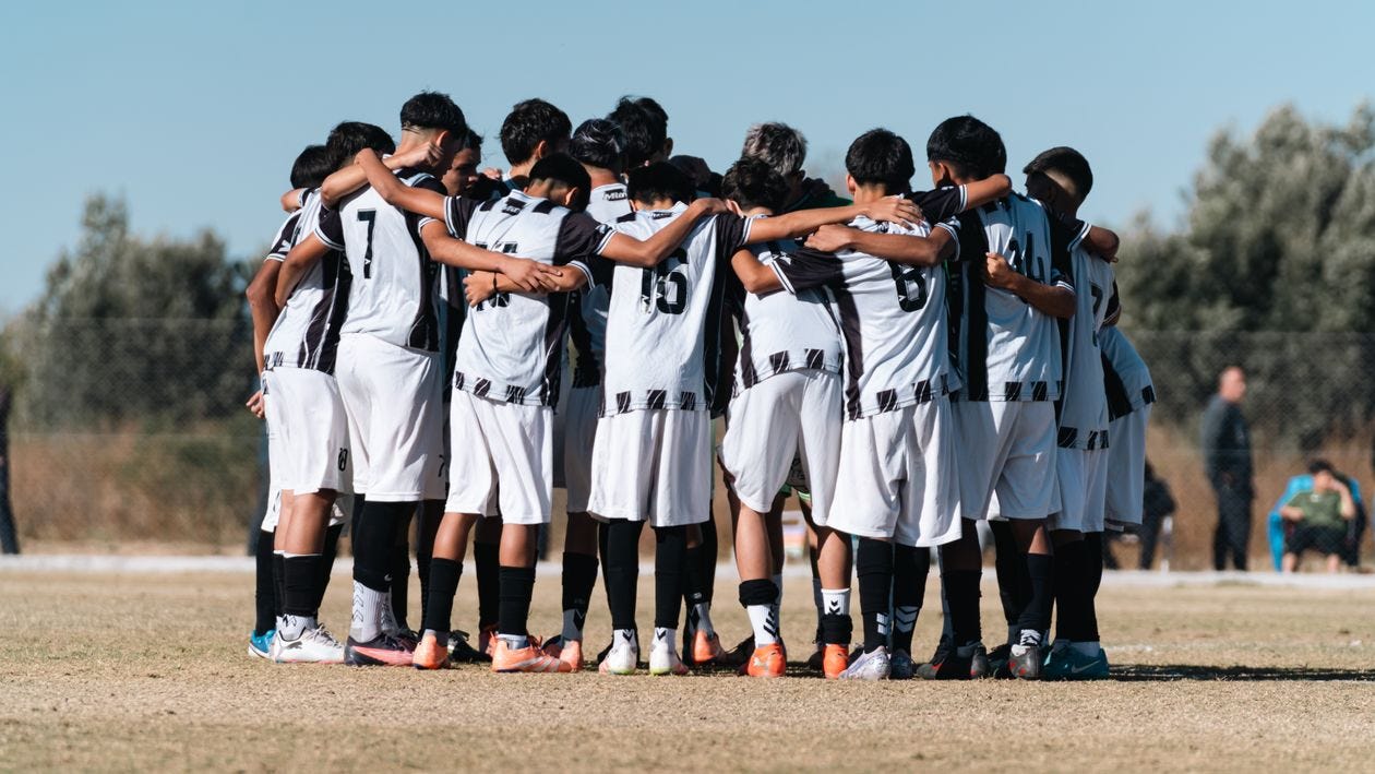 Equipo de fútbol unido antes del partido Equipo de fútbol unido antes del partido