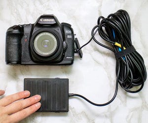Open image in slideshow, Foot pedal remote shutter release for DSLR camera with long cord connected to a Canon camera
Open image in slideshow, Foot pedal remote shutter release for DSLR camera with long cord connected to a Canon camera