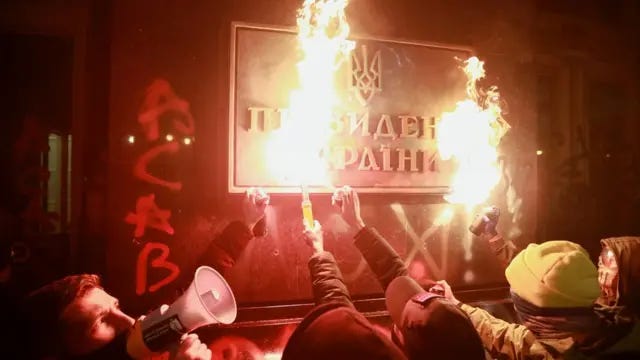 Беспорядки в Киеве из-за приговора Стерненко. Протестующие разбили окна в офисе президента - BBC News Русская служба Беспорядки в Киеве из-за приговора Стерненко. Протестующие разбили окна в офисе президента - BBC News Русская служба