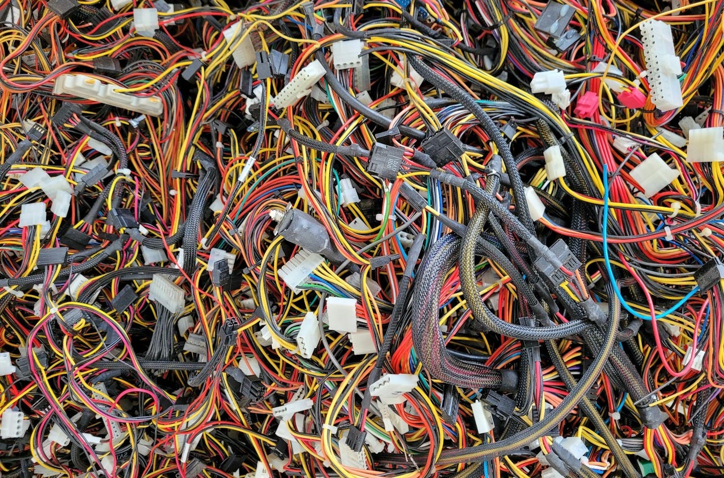 a pile of wires and wires in a pile