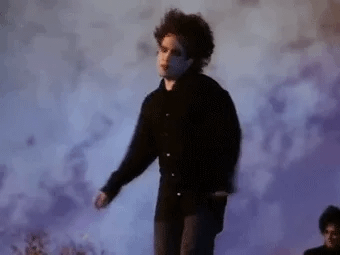 Gif animé de Robert Smith qui tourne sur lui-même dans le clip Just like Heaven de The Cure