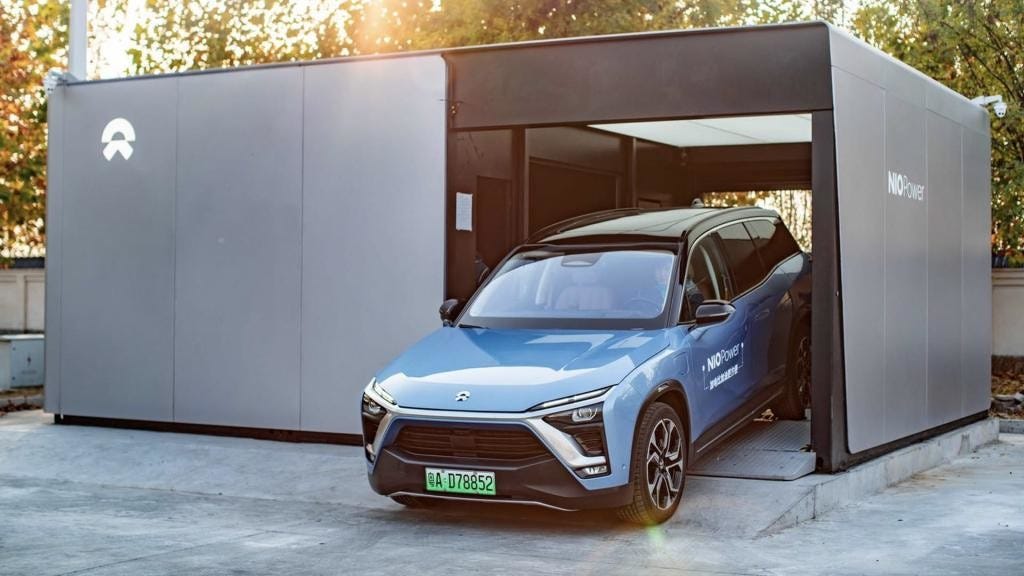 NIO recupera el intercambio de baterías para coches eléctricos en 3  minutos, y acumula ya medio millón de operaciones