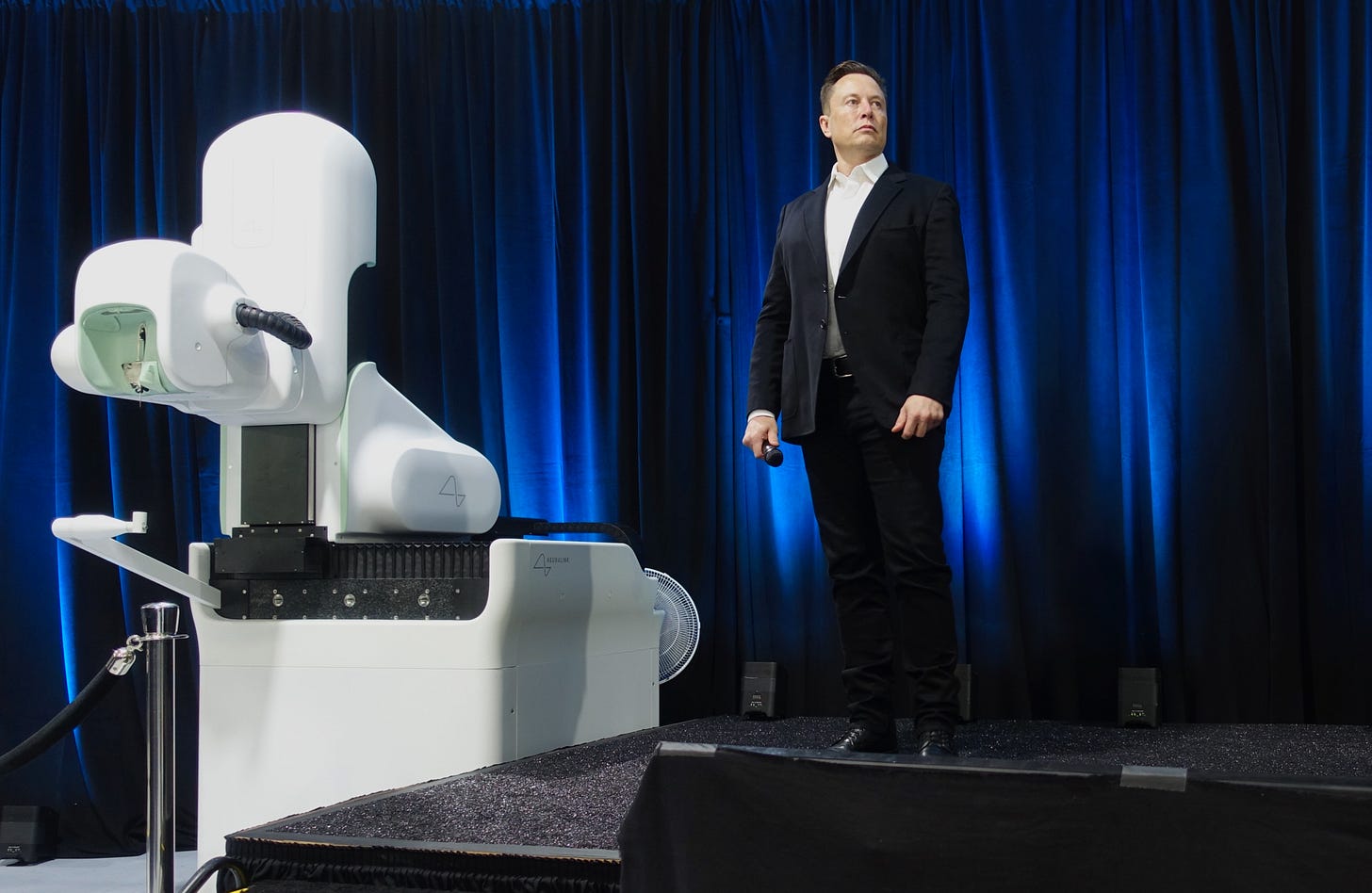https://upload.wikimedia.org/wikipedia/commons/0/0c/Elon_Musk_and_the_Neuralink_Future.jpg