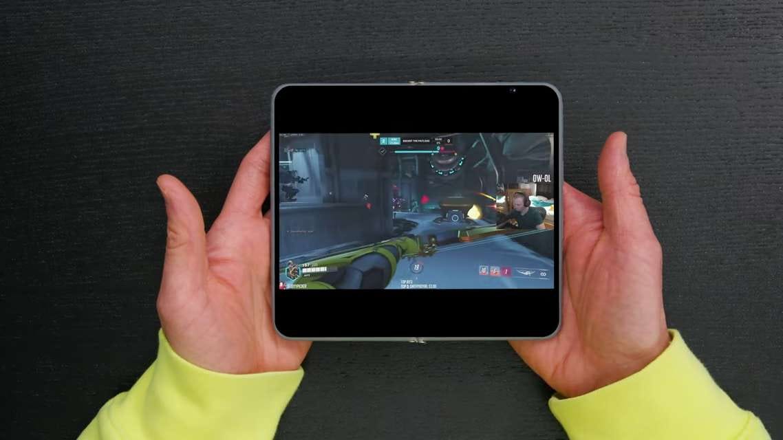 Pixel Fold running a game Pixel Fold running a game