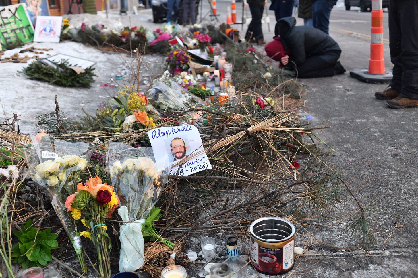 Flores en el lugar en el que agentes del ICE mataron a Alex Pretti.