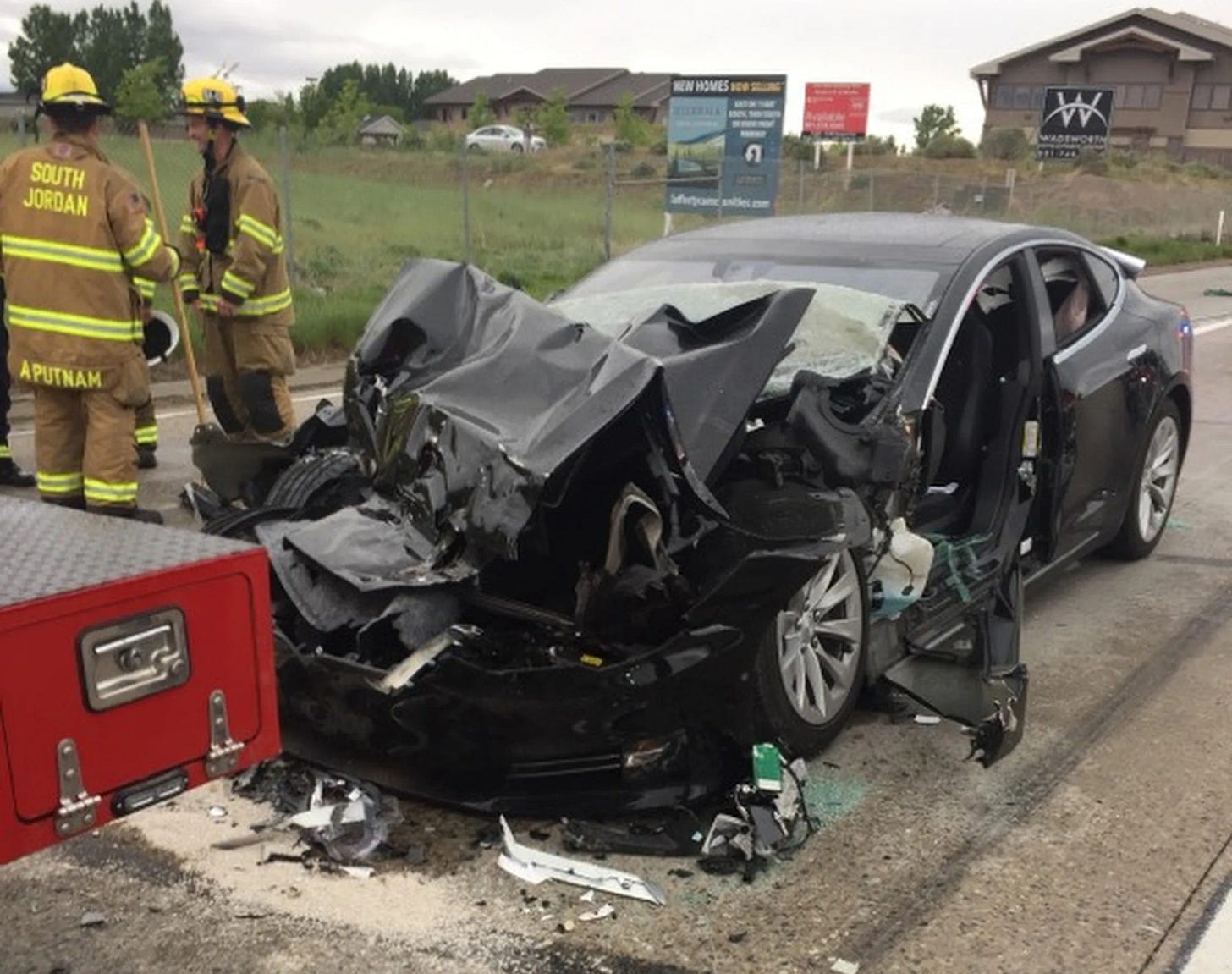 Tesla Driver Was Looking at Phone Before Utah Crash, Police Say - Bloomberg