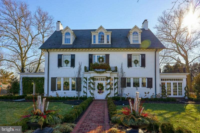 Taylor Swift's childhood home, where she learned to play guitar, on market for $999K Taylor Swift's childhood home, where she learned to play guitar, on market for $999K