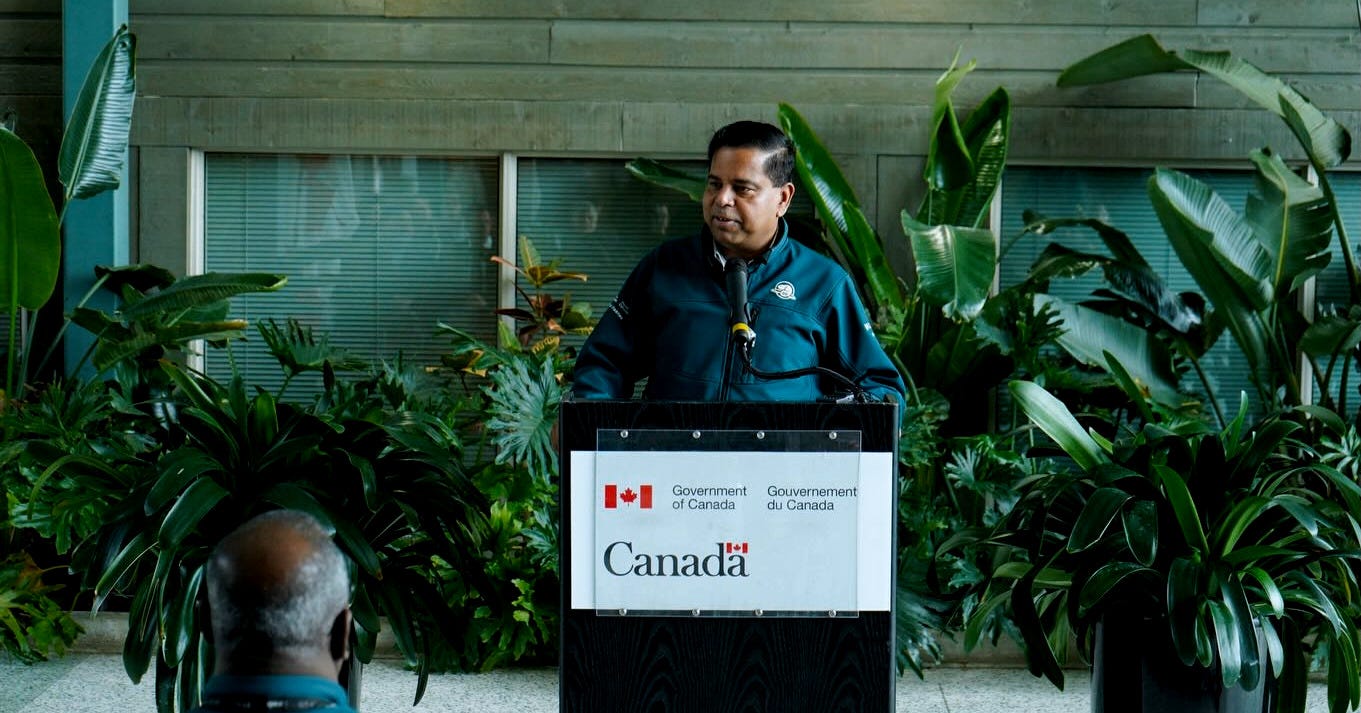 May be an image of text that says 'Gover Government Canada Gouvernamant uCanada Gouvernement Canada Canadi Canadii' May be an image of text that says 'Gover Government Canada Gouvernamant uCanada Gouvernement Canada Canadi Canadii'