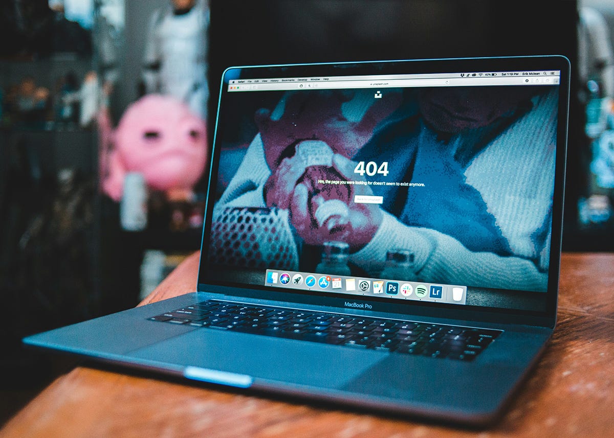 Laptop with a screen displaying a 404 file not found error.