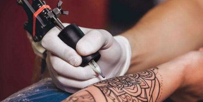 Tintas de tatuagem são recolhidas em todo território dos EUA após contaminação generalizada 