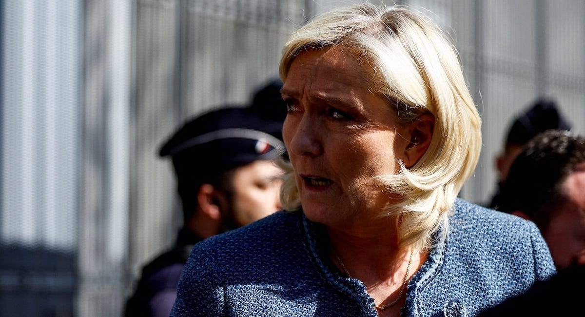 Marine Le Pen dopo essere uscita dal tribunale di Parigi prima che fosse comunicata la sua pena, il 21 marzo 2025 (REUTERS/Abdul Saboor)