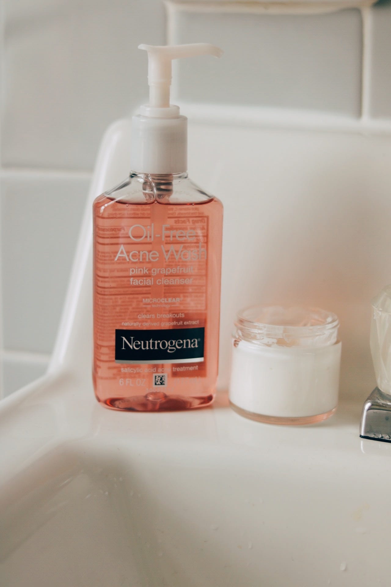 The Easiest, 3 Step Skin Care Routine for Women in their 20s The Easiest, 3 Step Skin Care Routine for Women in their 20s