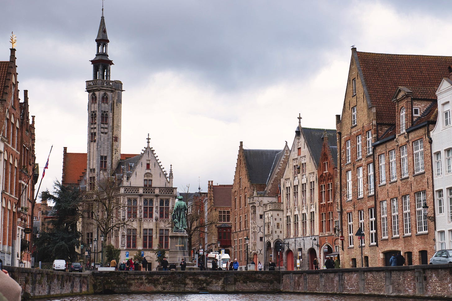 Through the Canals and Cobblestones of Brugge Through the Canals and Cobblestones of Brugge