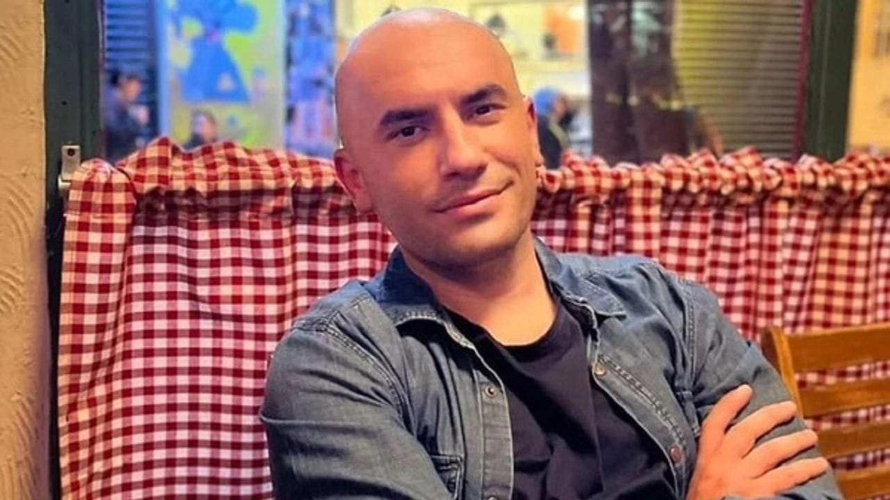 Giray Altınok, Disney+ dizisi Gustav'ın hem yazarı hem oyuncusu, kot ceketiyle pozitif bir karede