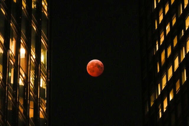 See pictures of last night's total lunar eclipse and "Blood Worm Moon" -  CBS News
