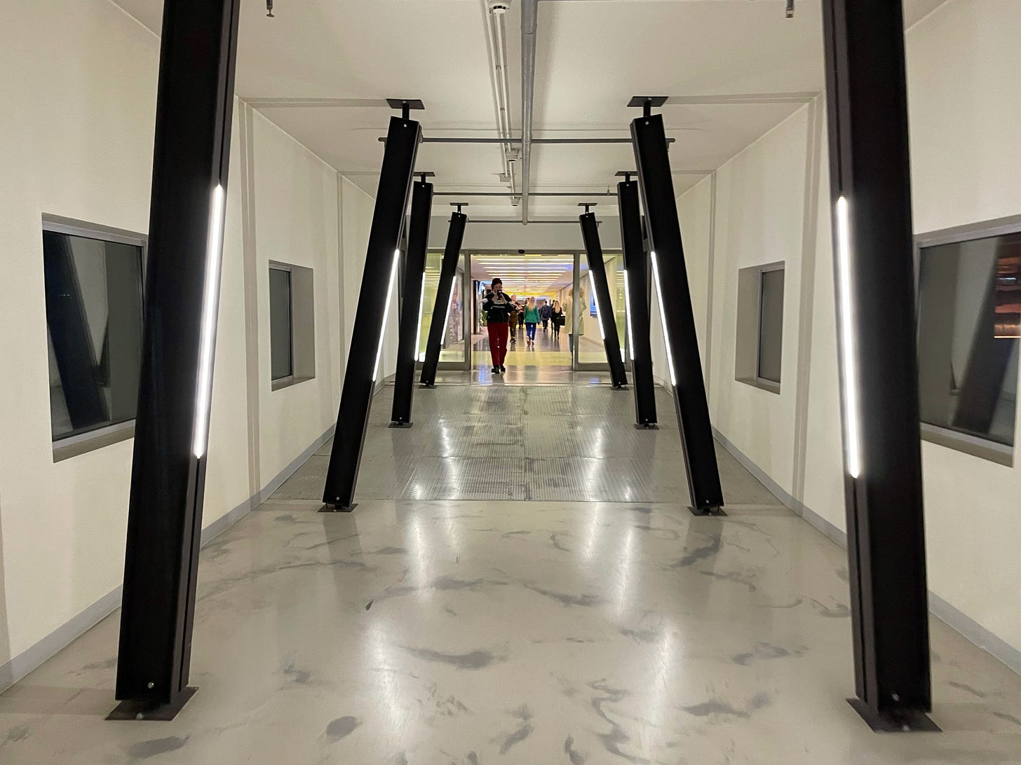 Переход между торговым центром Афимолл Сити и башней Город Столиц Переход между торговым центром Афимолл Сити и башней Город Столиц