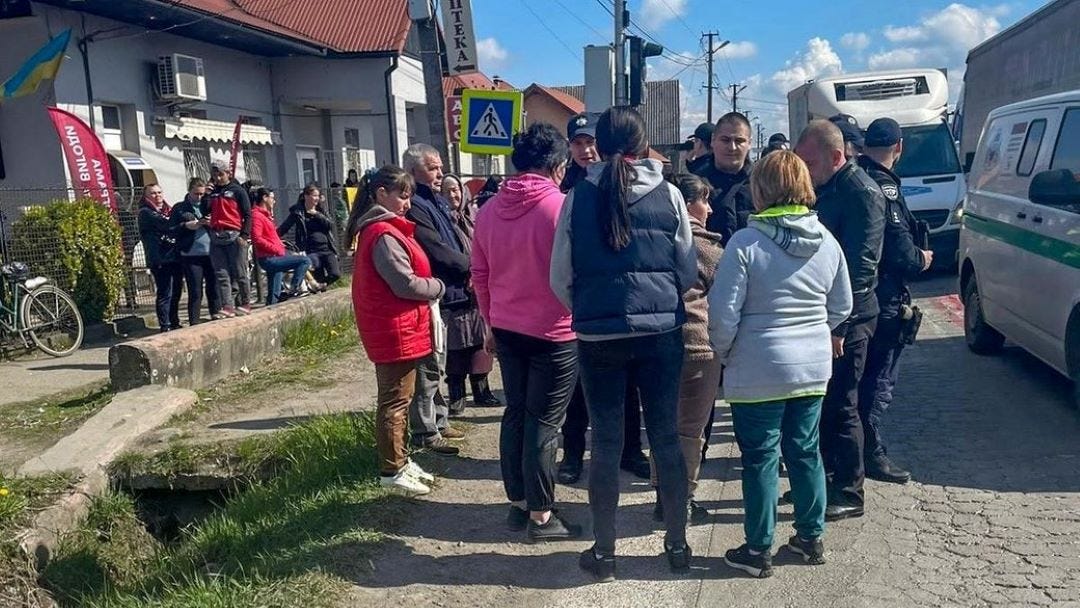 Перекриття дороги місцевими на знак протесту мобілізації у селі Ракошино, Закарпаття, березень 2024. Фото: Сергій Гайдай/Facebook Перекриття дороги місцевими на знак протесту мобілізації у селі Ракошино, Закарпаття, березень 2024. Фото: Сергій Гайдай/Facebook