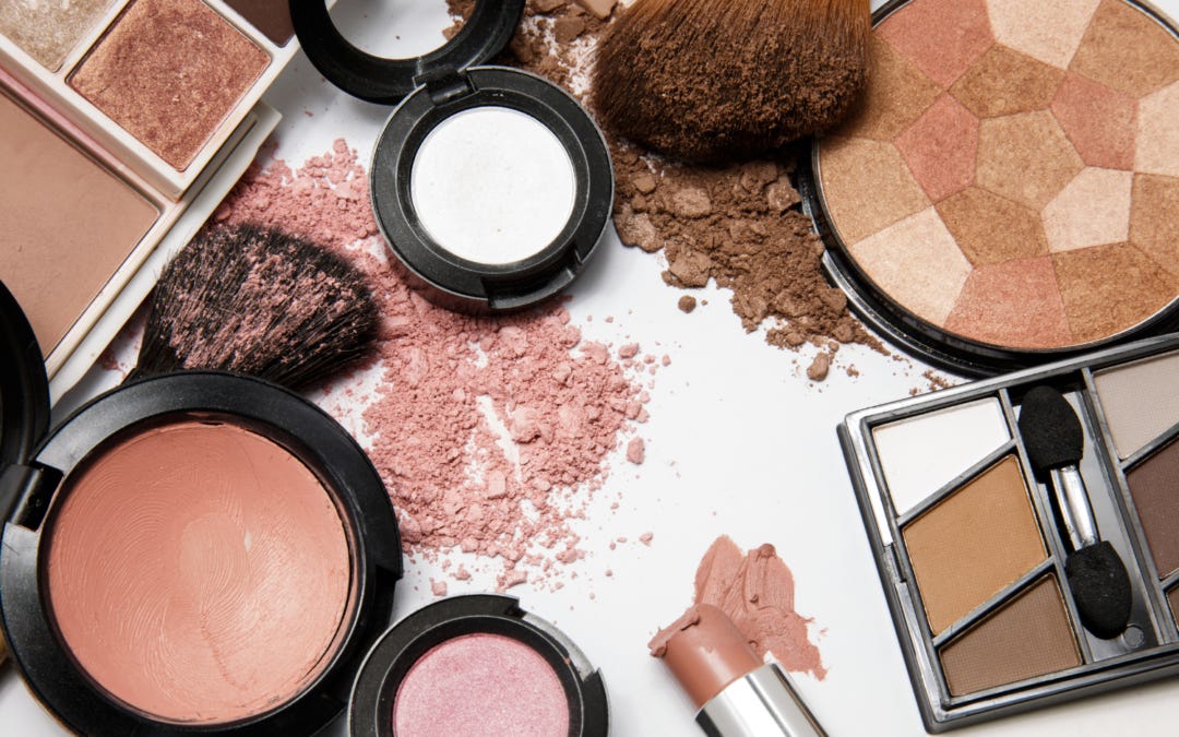 De Kunst van Make-up: Tips voor een vlekkeloze look - Apotheek Bloemendaal in Schoten De Kunst van Make-up: Tips voor een vlekkeloze look - Apotheek Bloemendaal in Schoten