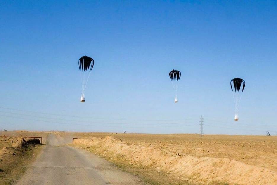 A group of parachutes flying over a road

AI-generated content may be incorrect.