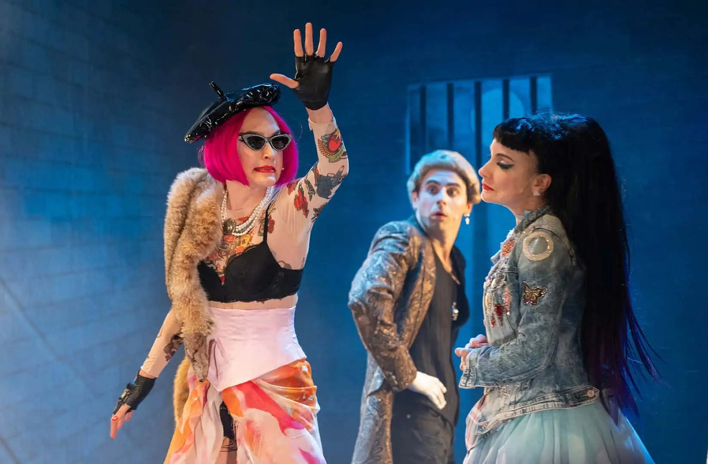Ana Udroiu (Lucy Brown), Oana Predescu (Polly Peachum), Lucian Ionescu (Macheath, zis Mackie Șiș) / Opera de trei parale / © Andrei Gîndac