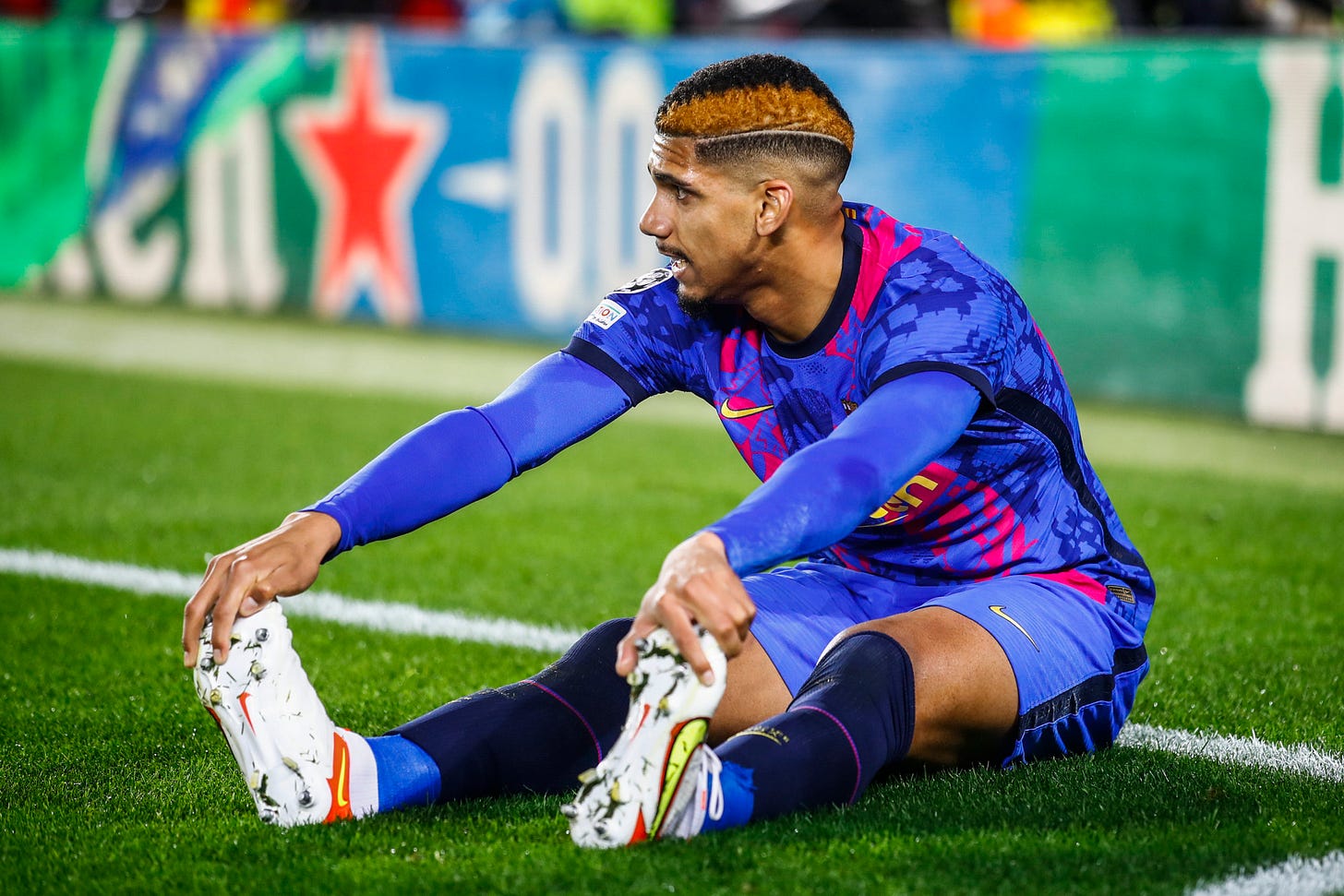 Who is Ronald Araujo and why is he being linked to Manchester United?