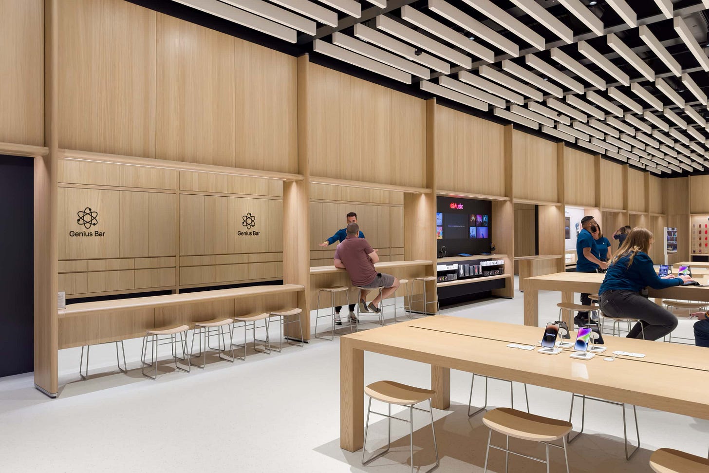Customers sit at the Genius Bar and high table along the back wall of Apple Battersea. Customers sit at the Genius Bar and high table along the back wall of Apple Battersea.