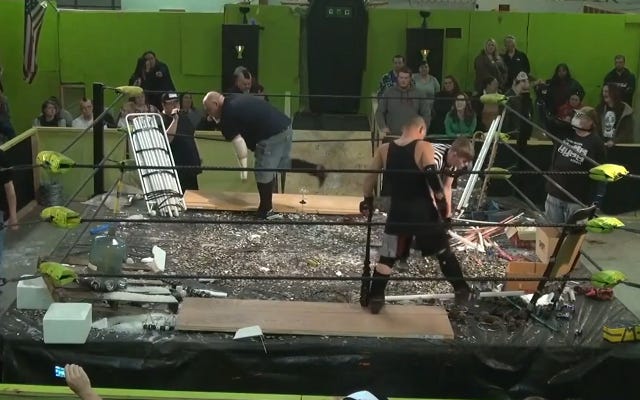 [Screenshot: The ring looks like a landfill before match begin]