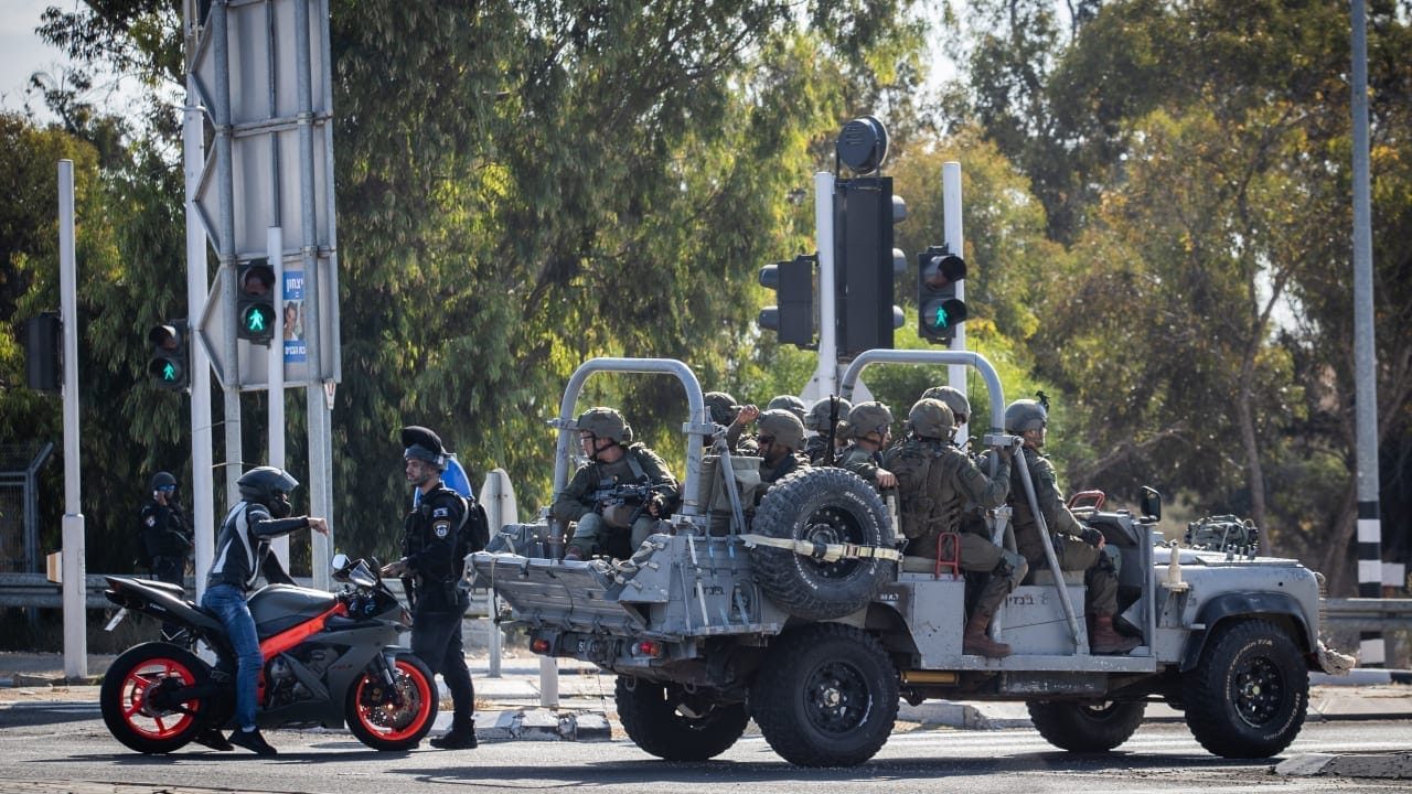  Israeli security forces on road 232 near the southern Israeli city of Sderot, October 7, 2023