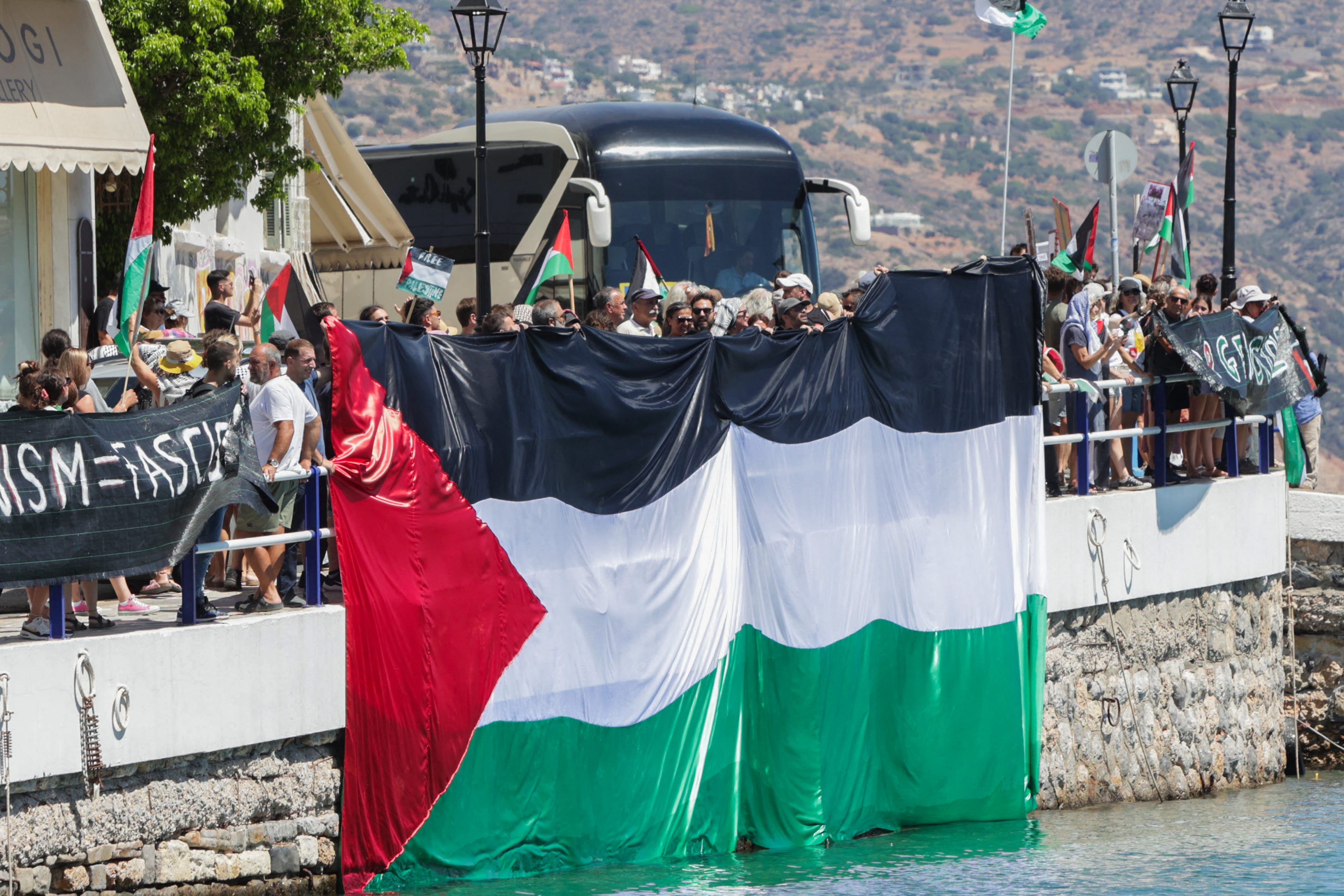 “We Can’t Have Greece Become a Playground For IDF Soldiers": Israeli Tourists Traveling to Greek Islands Met With Pro-Palestine Protests