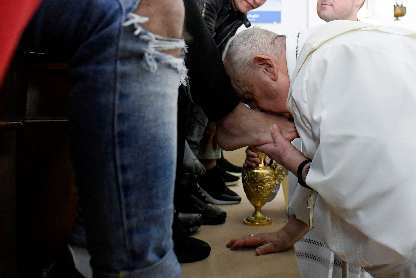 Pope, looking well, visits female prison for foot-washing ritual | Reuters