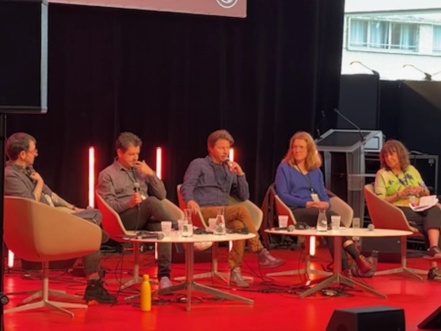 Peut être une image de 5 personnes