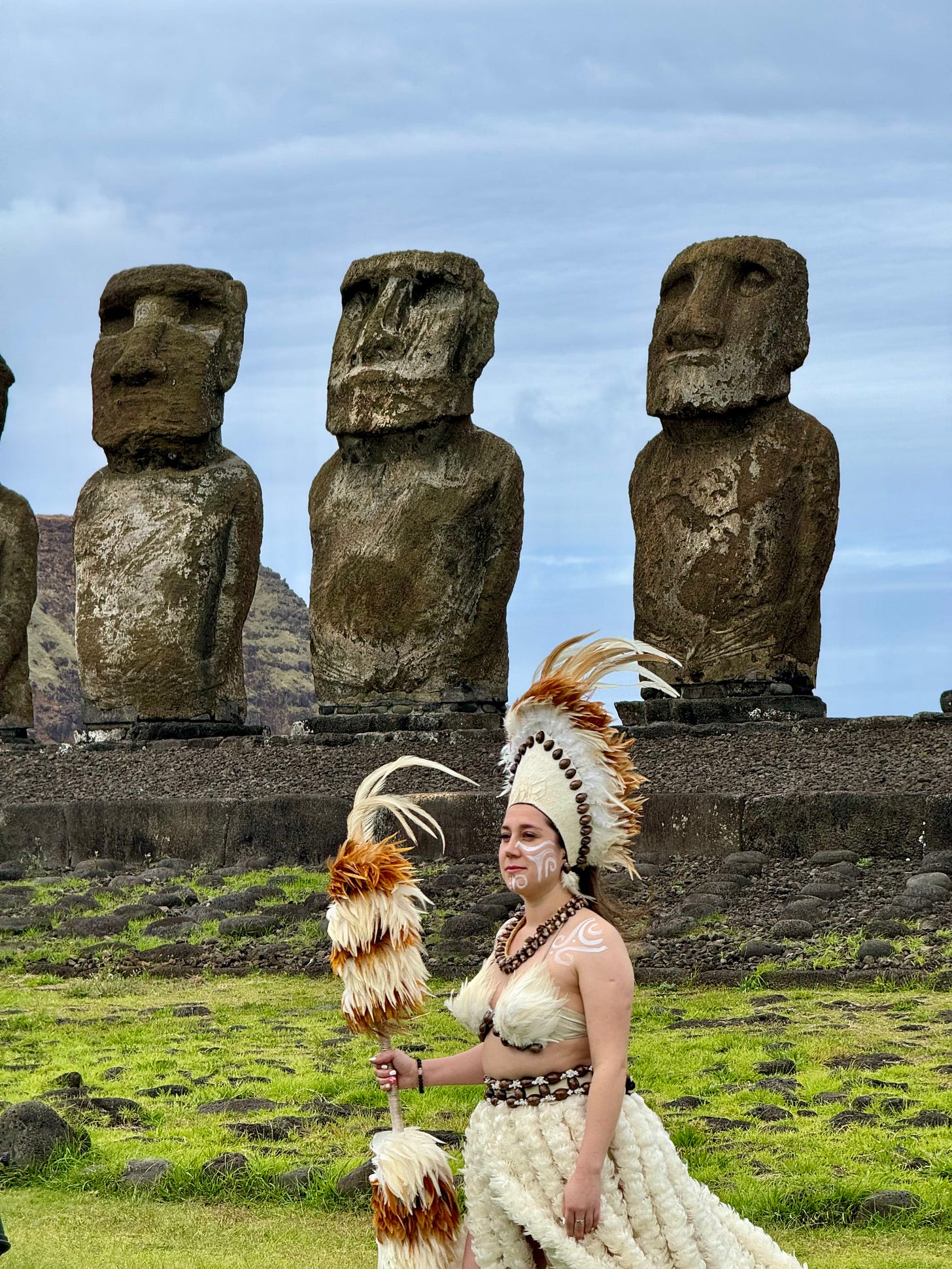 Turista vestida de Rapa Nui se hace una foto delante de una plataforma de moai. Foto propia.