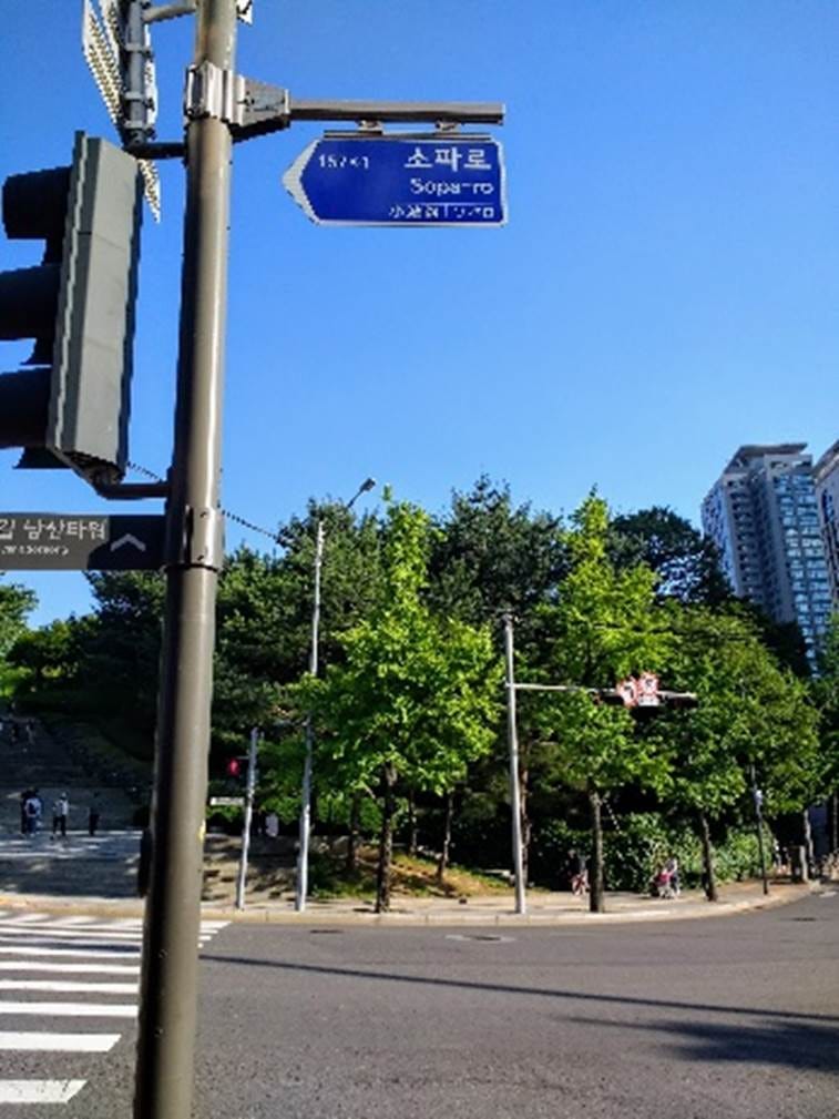 A street sign on a pole

AI-generated content may be incorrect.