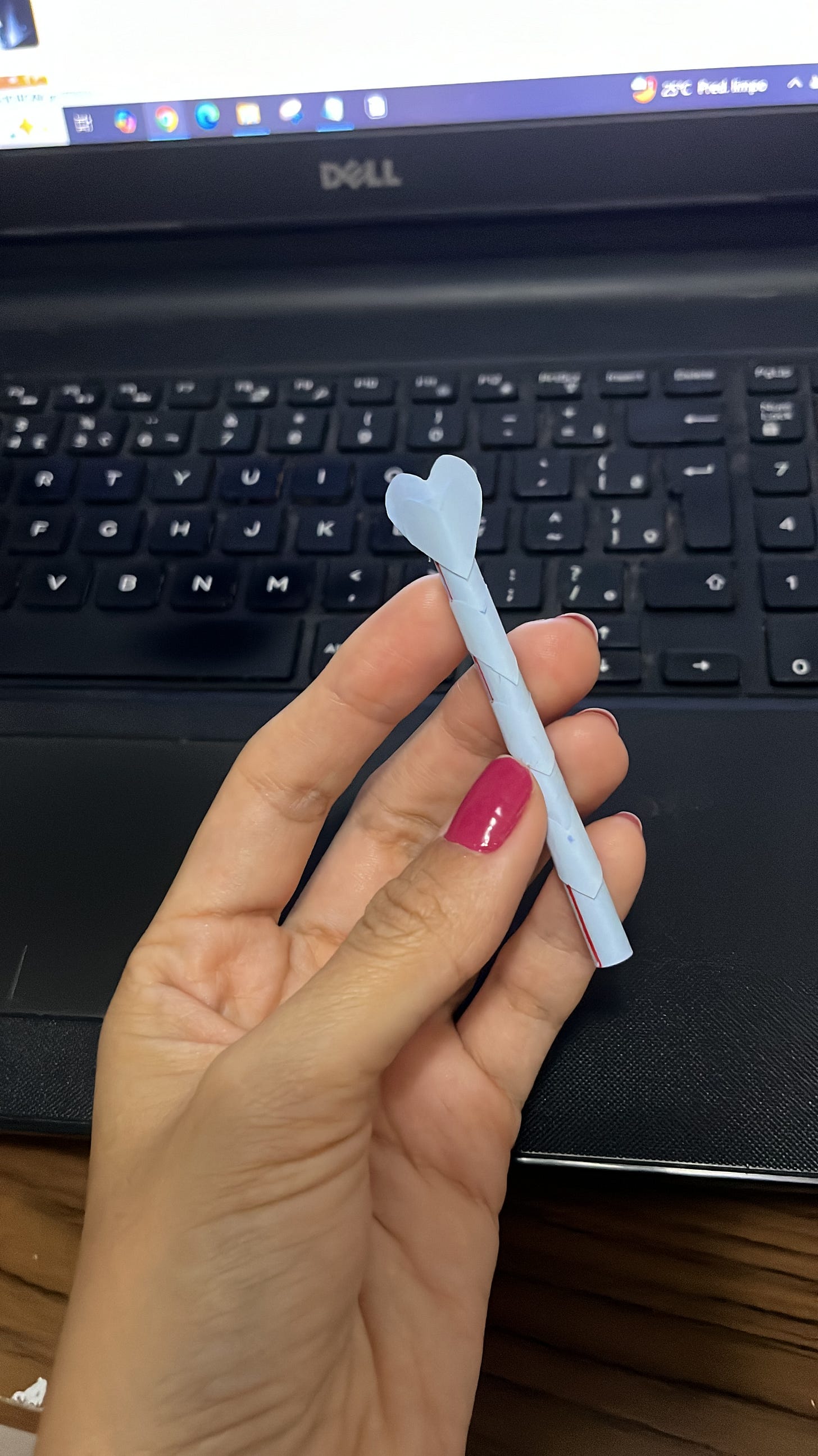 esperança: minha irmã fez um canudinho de coração com papel e me entregou no meio de uma tarde de trabalho em uma quinta qualquer